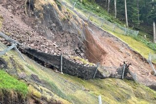 Dans la zone de glissement de terrain de Schwanden GL, le risque de nouveaux glissements s'est aggravé en raison des conditions météorologiques.